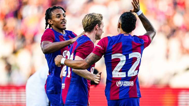 Koundé, de Jong et Raphinha se félicitent